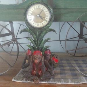 Hear no, speak no, see no monkees clock